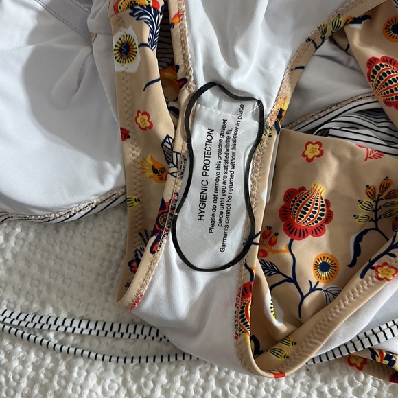 One piece Cupshe bathing suit - Picture 4 of 6